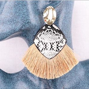 🌿 fashion dangle lightweight tassle earrings”